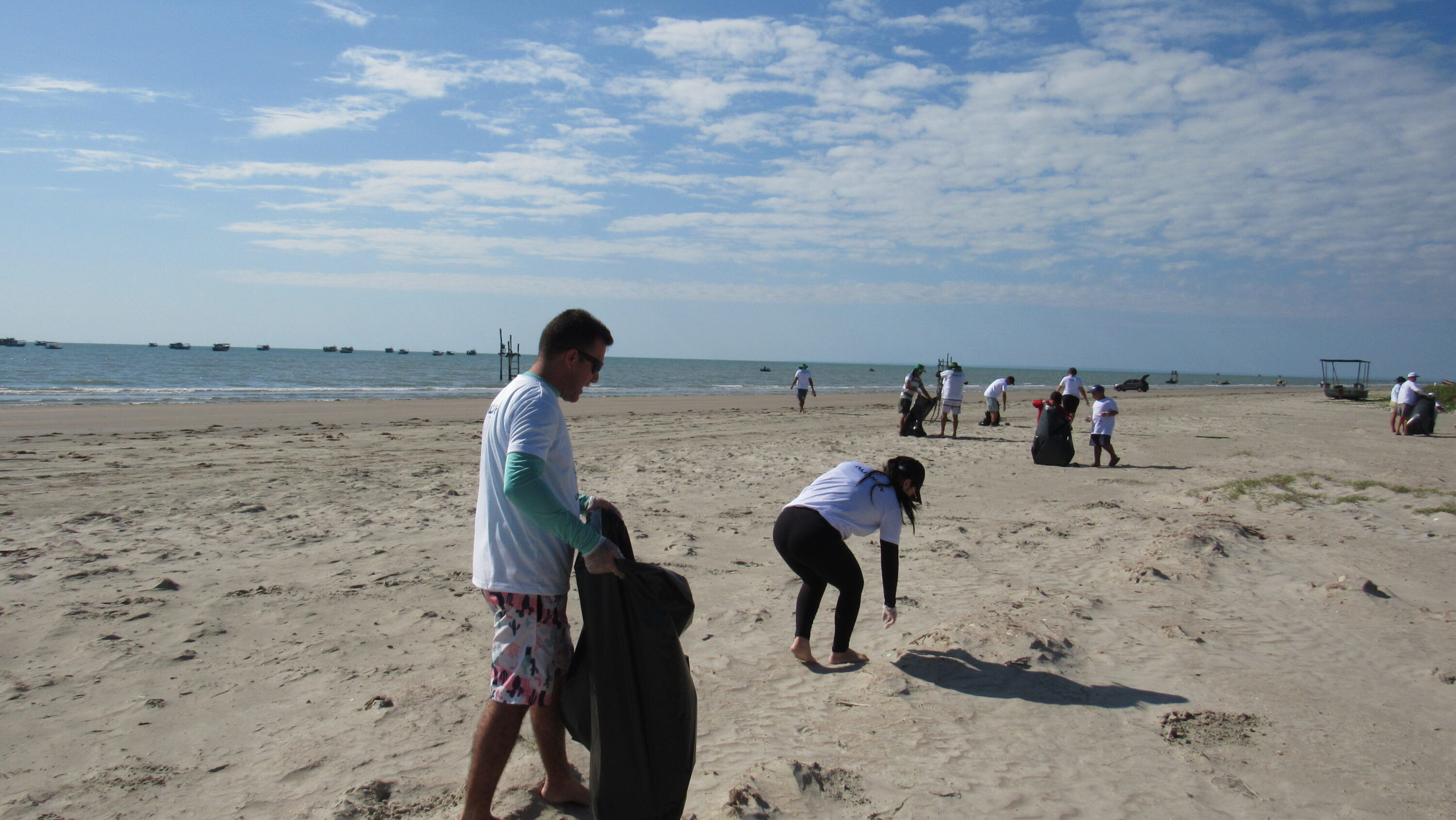 Aliança e moradores de Icapuí unidos em ação de limpeza na Praia de Tremembé - Aliança Energia