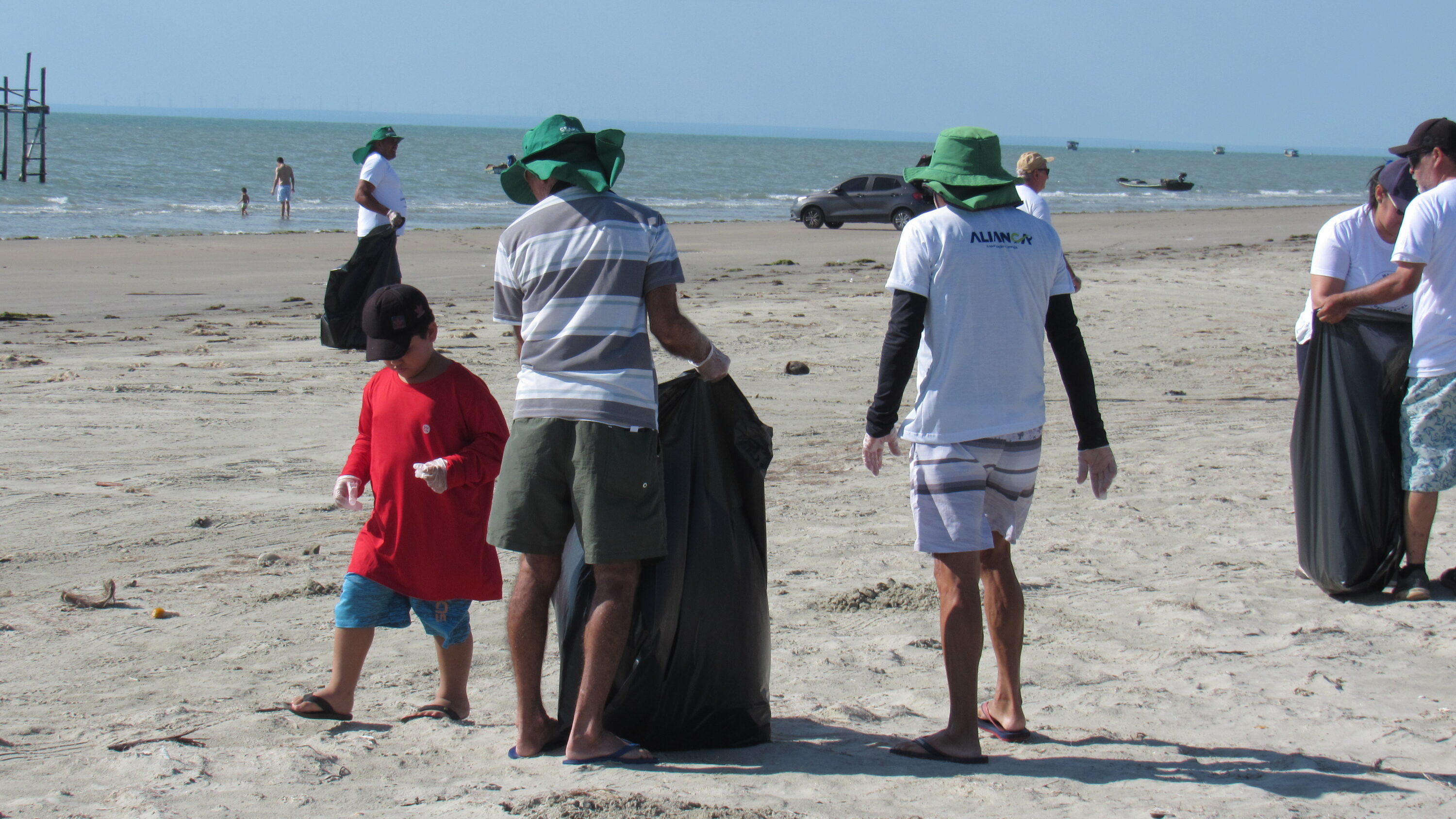 Aliança e moradores de Icapuí unidos em ação de limpeza na Praia de Tremembé - Aliança Energia