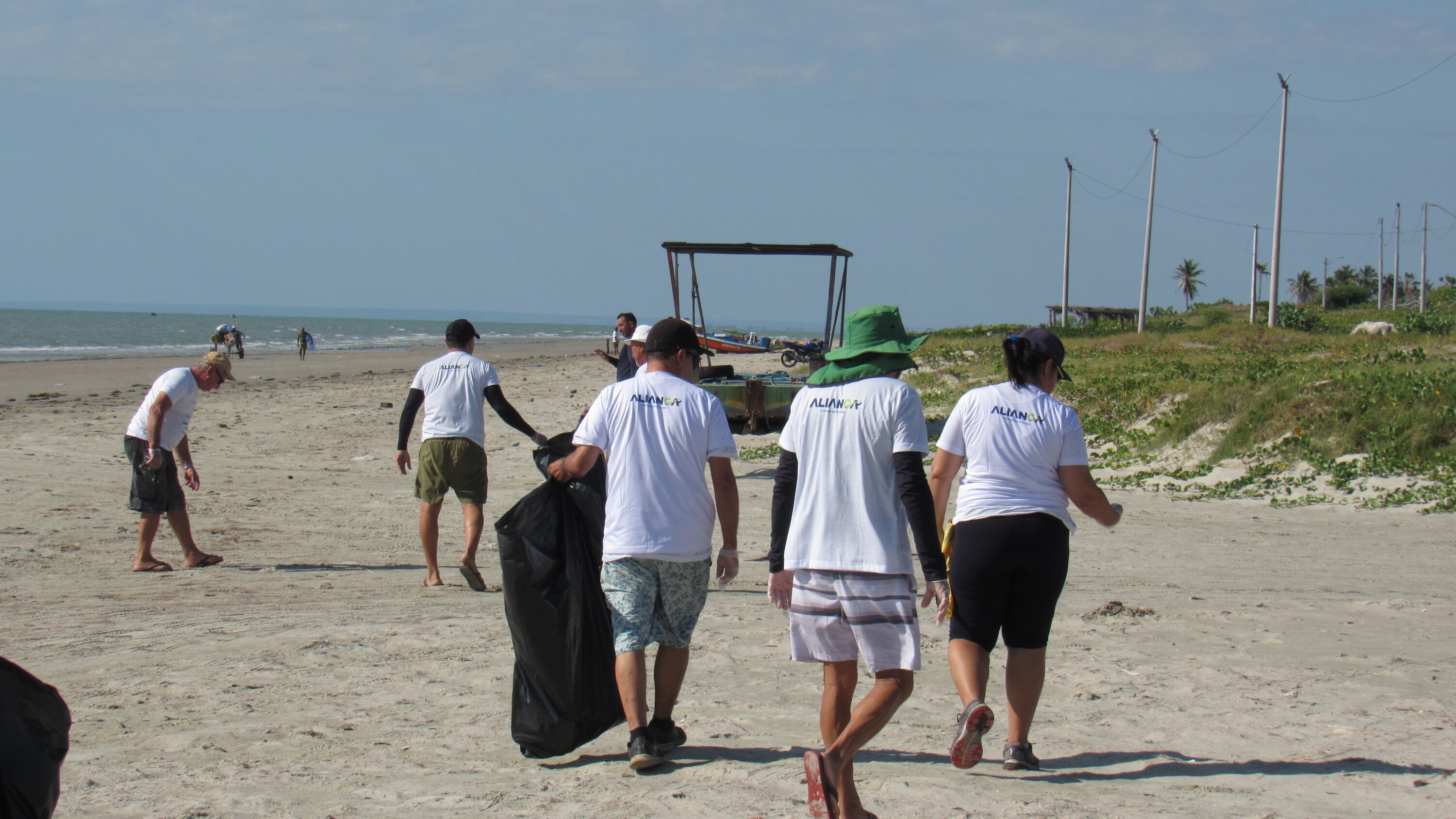 Aliança e moradores de Icapuí unidos em ação de limpeza na Praia de Tremembé - Aliança Energia