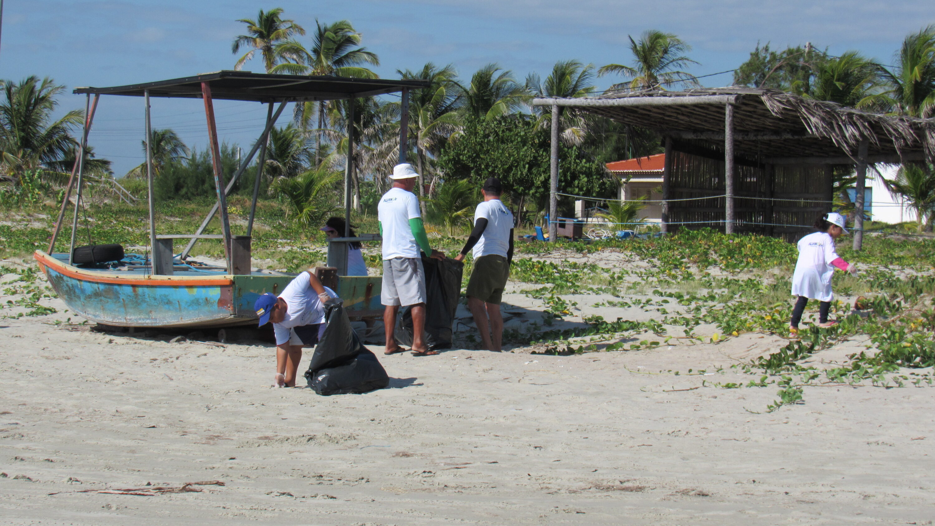 Aliança e moradores de Icapuí unidos em ação de limpeza na Praia de Tremembé - Aliança Energia