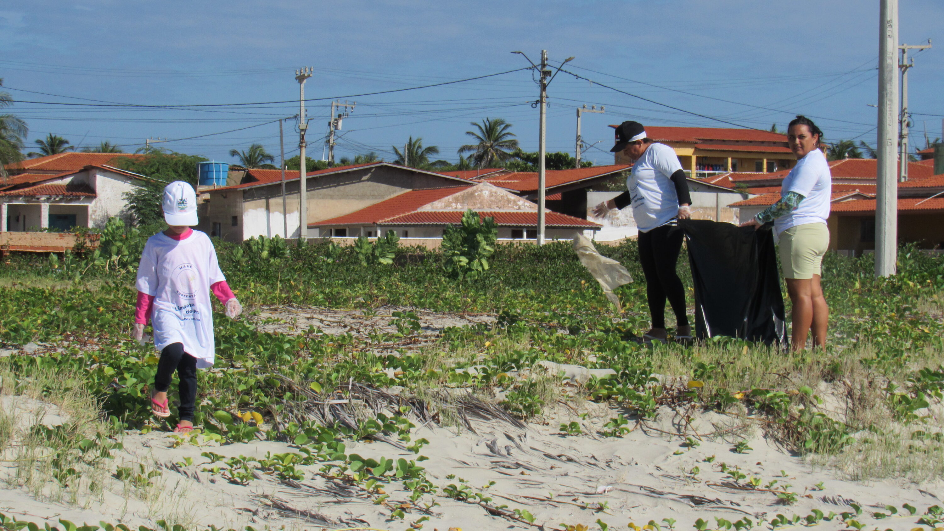 Aliança e moradores de Icapuí unidos em ação de limpeza na Praia de Tremembé - Aliança Energia