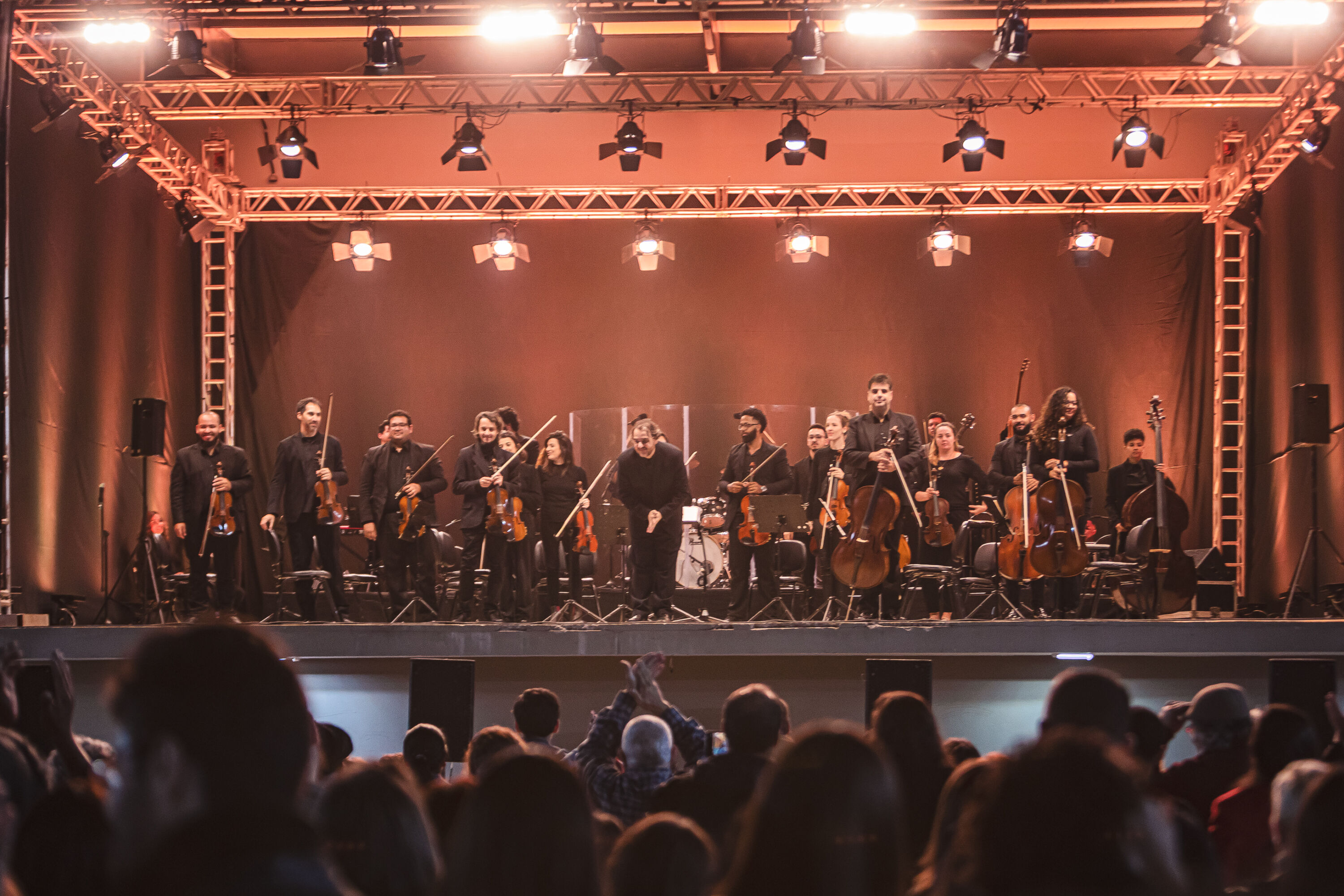 Com patrocínio da Aliança, Orquestra Ouro Preto leva show “Lendas do Rock” a Perdões e reúne mais de 4 mil pessoas - Aliança Energia Com patrocínio da Aliança, Orquestra Ouro Preto leva show “Lendas do Rock” a Perdões e reúne mais de 4 mil pessoas - Aliança Energia